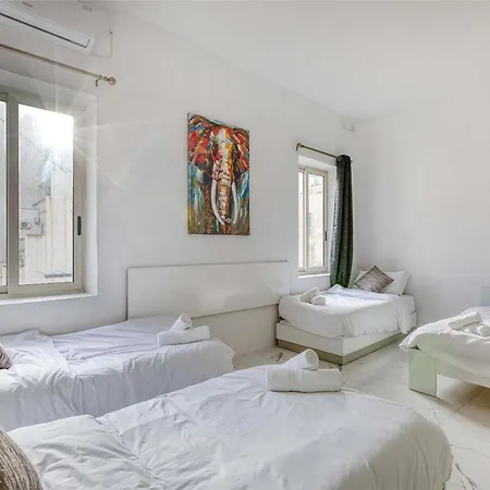 Steps From Seafront & Ferries *