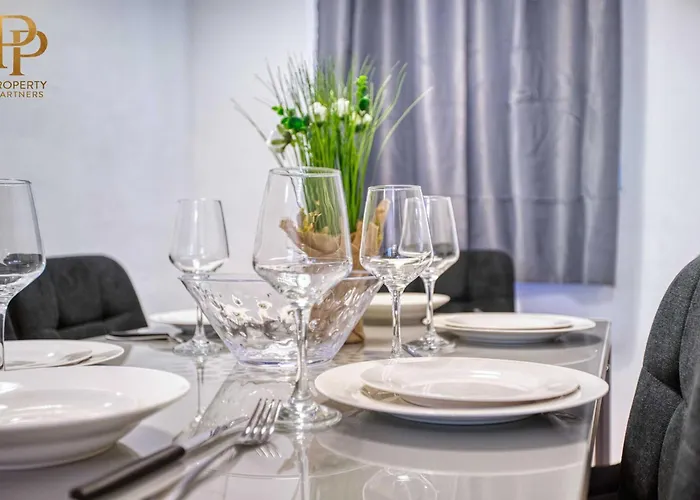 Steps From Seafront & Ferries Апартаменты *