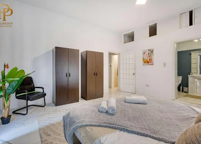 Steps From Seafront & Ferries