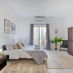 Steps From Seafront & Ferries דירה *