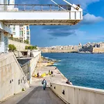Steps From Seafront & Ferries סליאמה