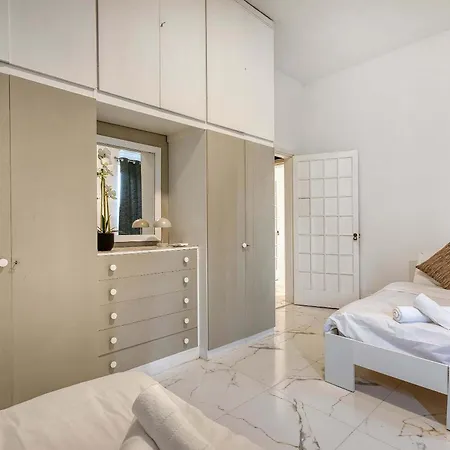Steps From Seafront & Ferries *