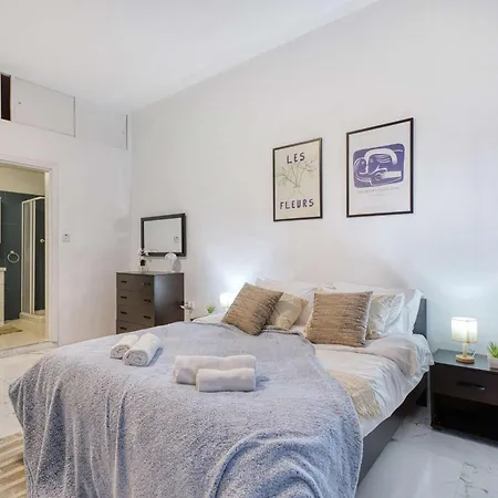 Steps From Seafront & Ferries Daire
