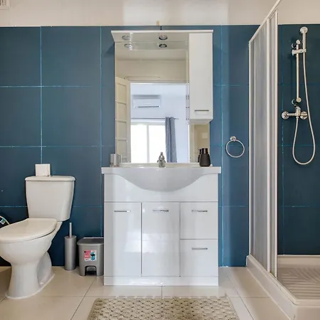 Steps From Seafront & Ferries *