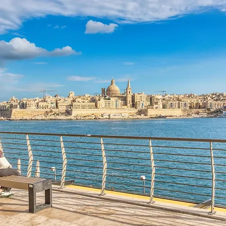 Apartment Steps From Seafront & Ferries
