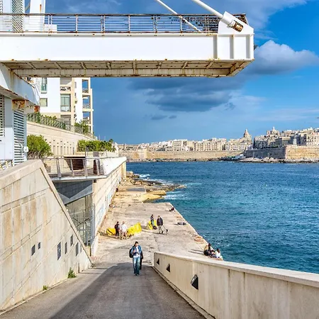 Steps From Seafront & Ferries スリーマ