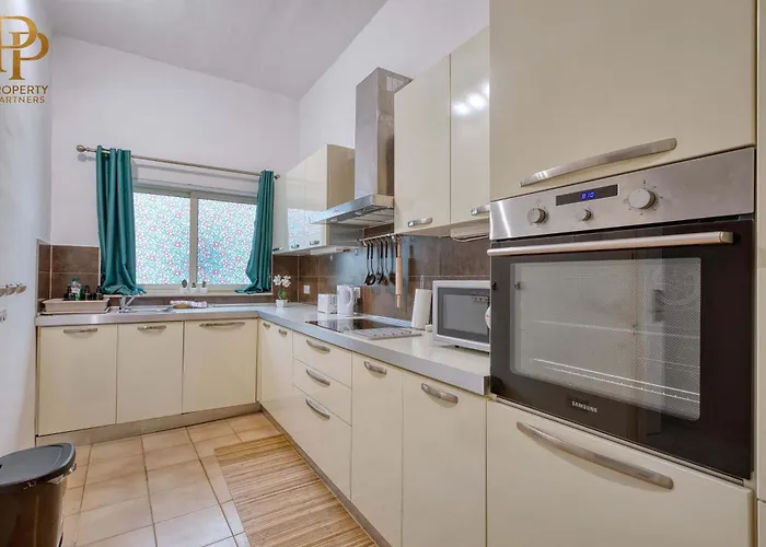 Steps From Seafront & Ferries