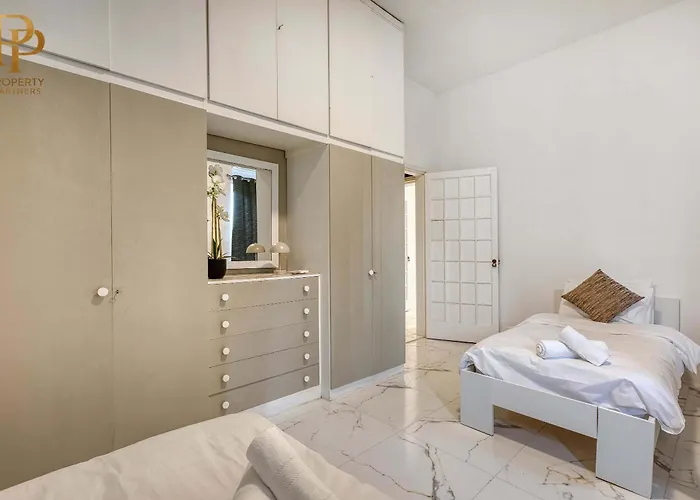 Steps From Seafront & Ferries *