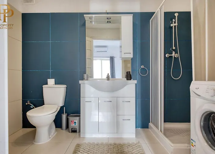 Steps From Seafront & Ferries *