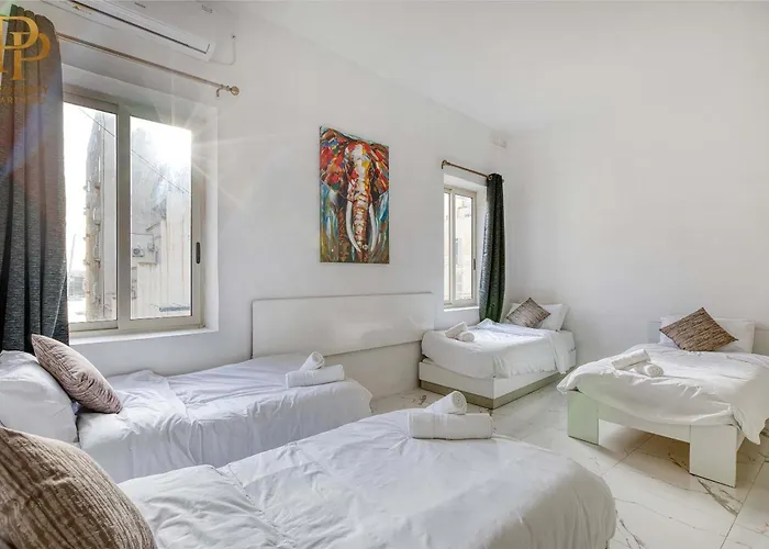 Steps From Seafront & Ferries *